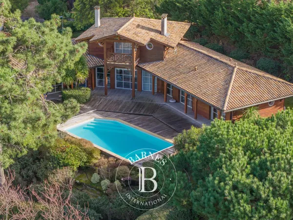 VILLA D'EXCEPTION AU PYLA-SUR-MER AVEC PISCINE ET VUE PANORAMIQUE SUR LE BASSIN 