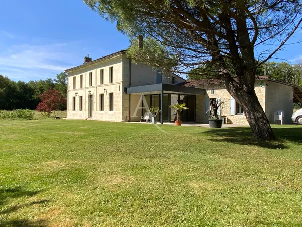 Maison de maître dans la forêt 
