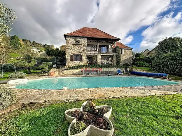 MAISON DE CARACTERE AVEC PISCINE ET VUE 