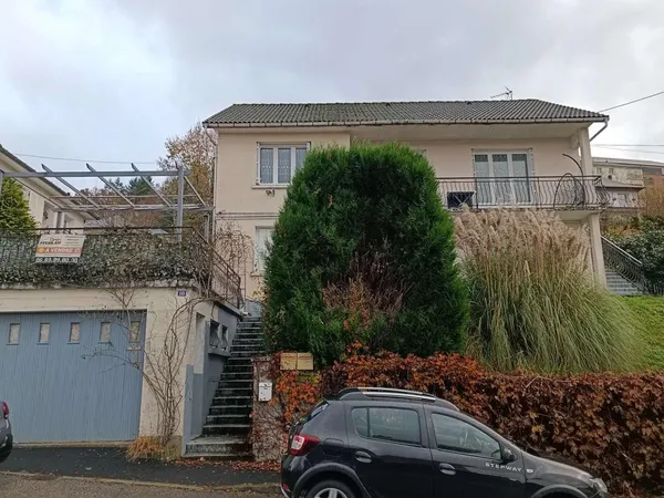 Immeuble comprenant 1 appartement T4, un appartement T3, un studio, terrasse et jardin 19000 Tulle 