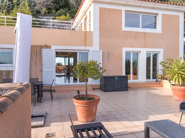 Maison mitoyenne avec jardin surplombant le village d'Èze 