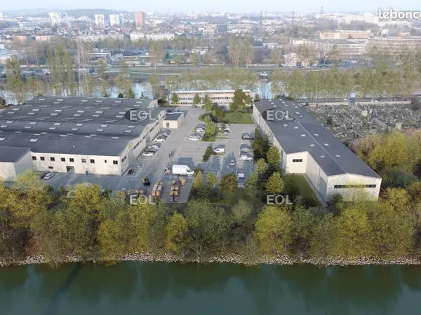 Local industriel 1 814 m² 