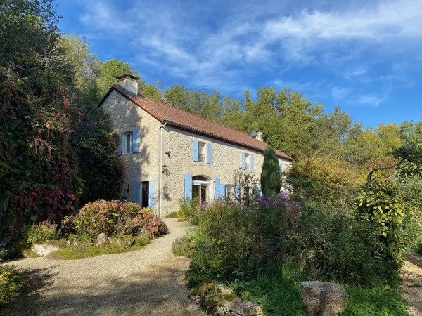 SUPERBE PROPRIETE EN PIERRE AVEC DEPENDANCES SUR UN TERRAIN 