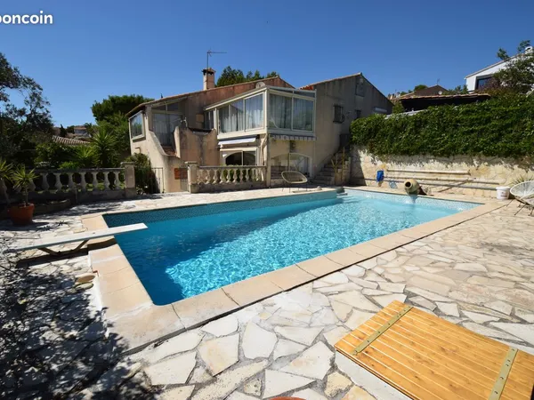 Appartement T2 Rez de jardin avec jardin et piscine privatifs 