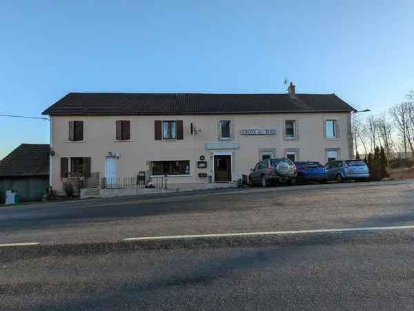 Lalizolle Entreprise active à reprendre avec 5 chambres d'hôtes, camping et restaurant 