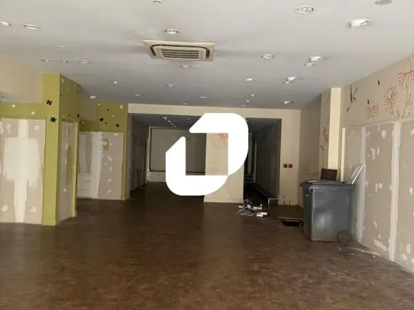 Local commercial 240 m² 