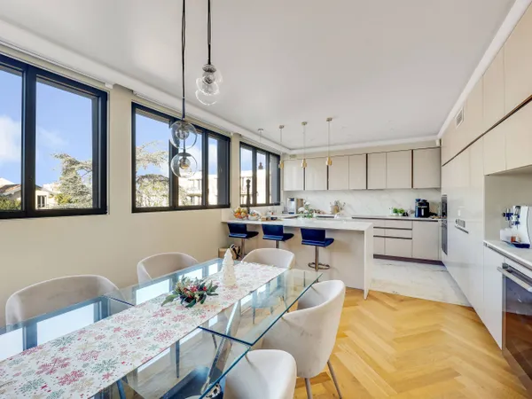 VERSAILLES - Appartement avec terrasse, ascenseur et parking 