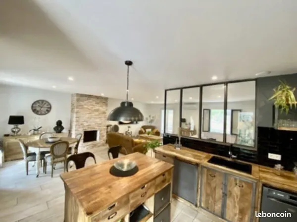 Maison moderne rénovée - 98m² - Callas - Grand terrain, piscine & restanques 