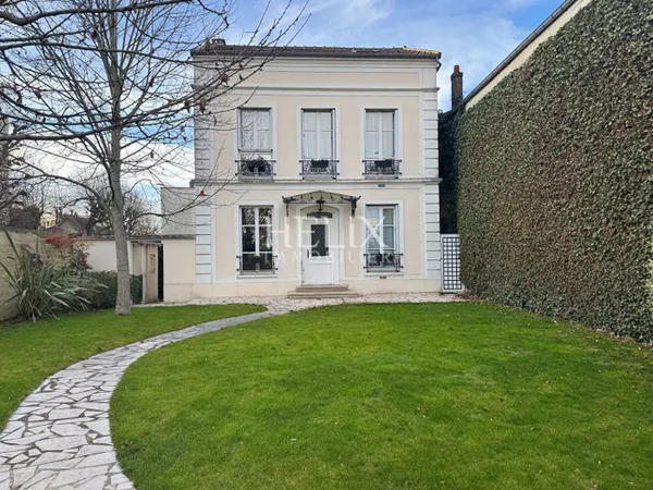 Ravissante maison de caractère de1890 à Saint-Germain-en-Laye. 