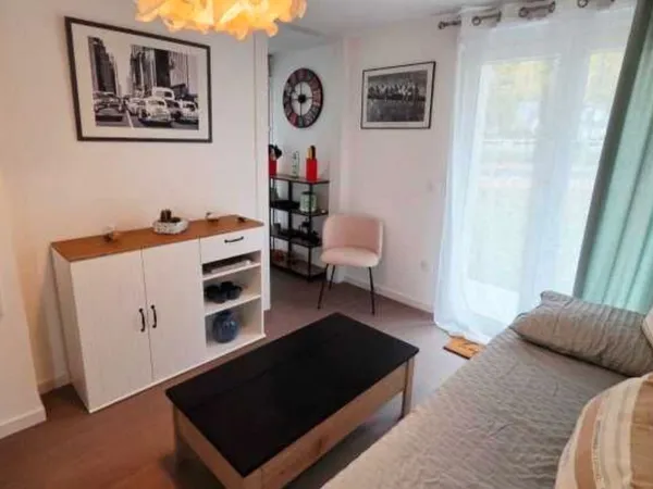 Appartement studio rénové disponible rapidement 