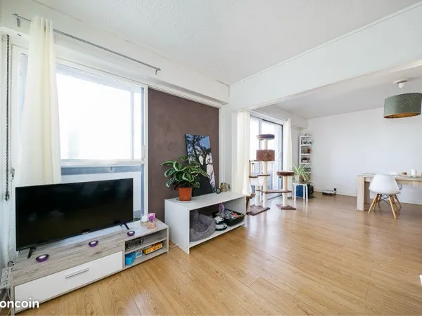 Grand t4 82m2 - balcon et loggia - libre d'occupation proche à deux pas du campus mazier 