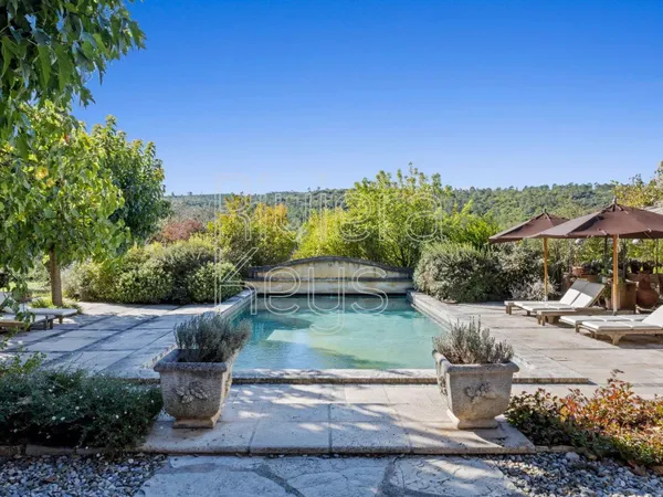 Le Val : Bastide en pierre du Xviiie siècle pleine de charme au coeur de la Provence 