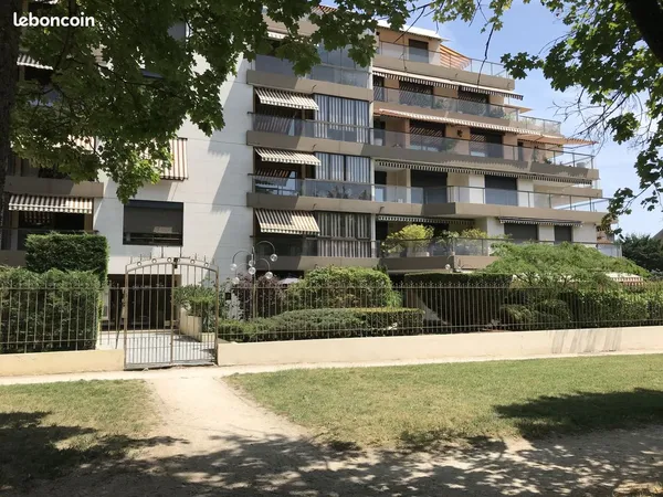 Studio 1 pièce 28 m² 