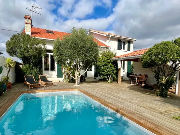 VENDS EN EXCLUSIVITÉ - PESSAC - BELLE MAISON FAMILIALE AVEC PISCINE 