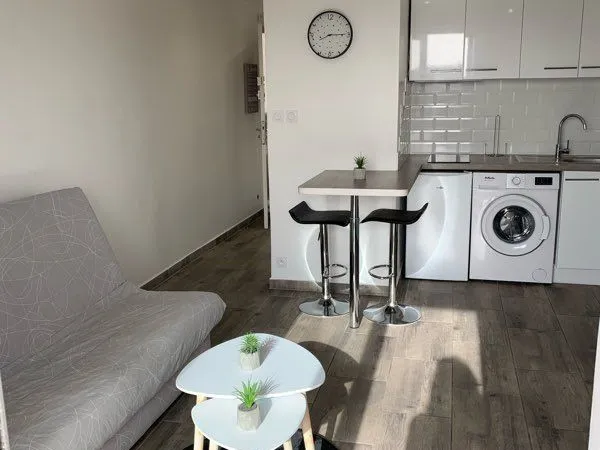 Loue studio à l'année sur six fours secteur bucarin 