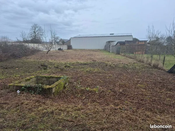 Terrain constructible 1 047 m² - réseaux en limite - La Chapelle-du-Noyer 