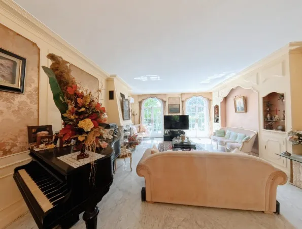 Maison 11 pièces 325 m² 
