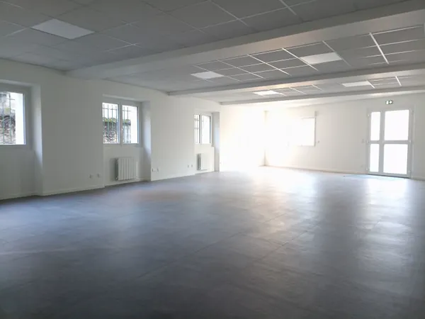 DOURDAN - Local professionnel - commercial - bureaux - Rez-de-chaussée - 93 m² 