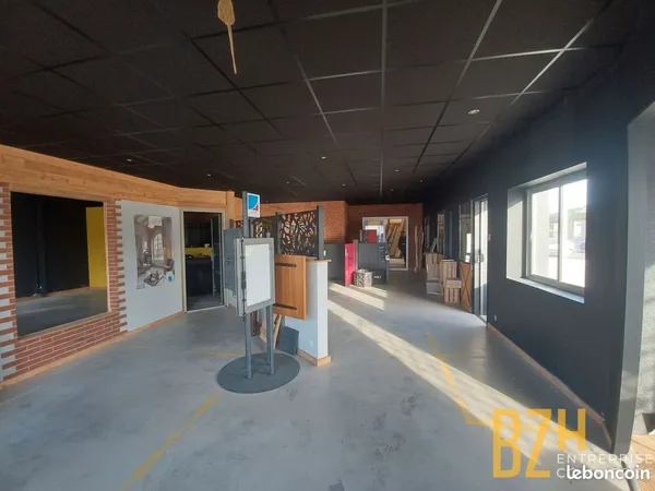 Local 380 m² LORIENT 