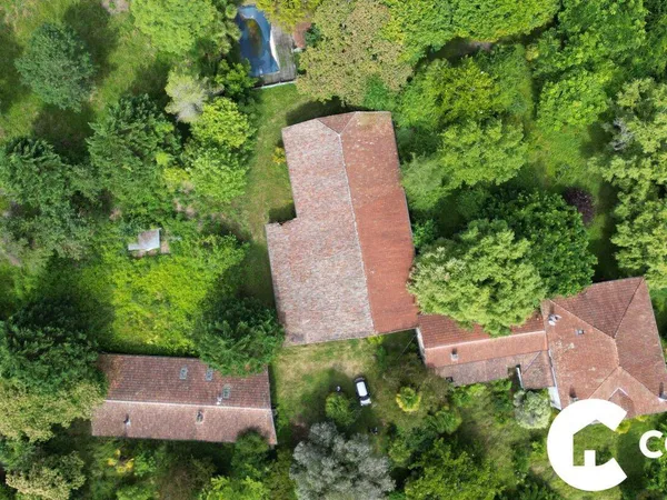Maison 10 pièces 373 m² 
