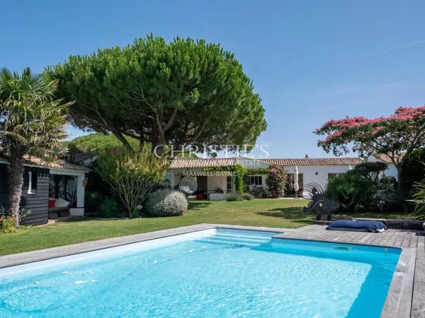 Exclusivité - Superbe villa avec jardin de 1 200 m² à deux pas de la mer 