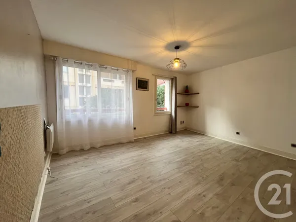 Studio 1 pièce 29 m² 