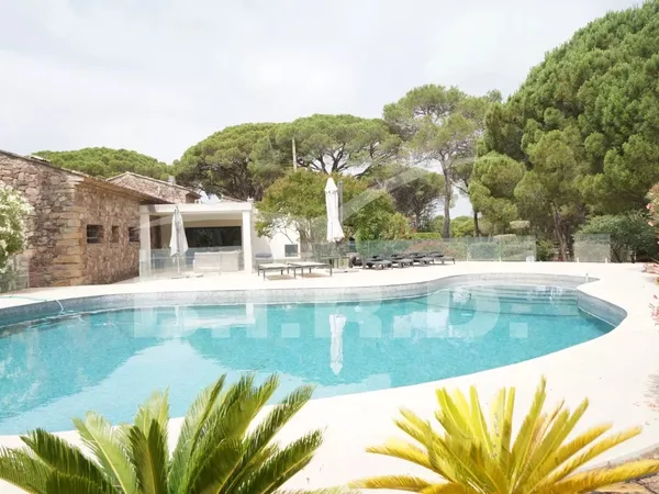 Magnifique propriété en pierres sur plus de 4Ha de parc 