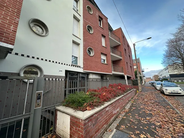 À louer T2 avec balcon, cave et place de parking, à deux pas du métro 