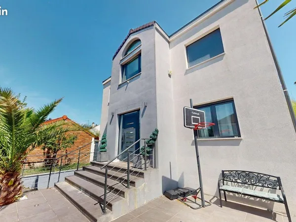 Maison individuelle 320 m2 habitable avec dépendance 