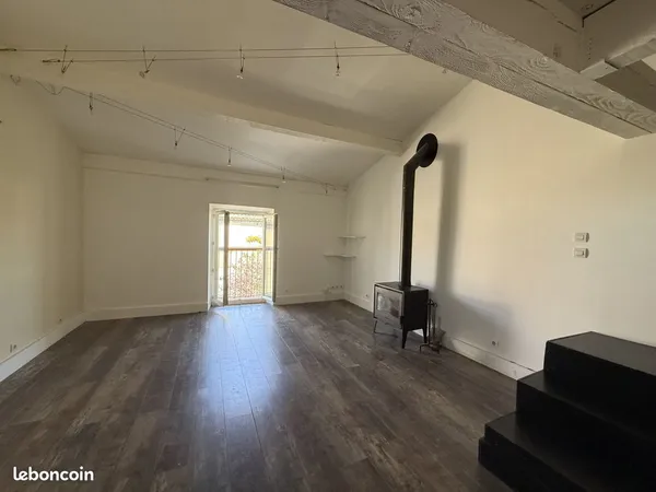 A LOUER LAURIS appartement type 3 poêle à bois 