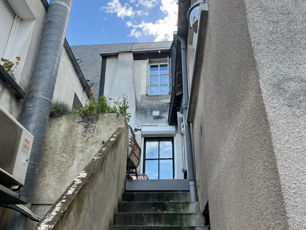 En hyper-centre de La Flèche... Immeuble avec un commerce et 