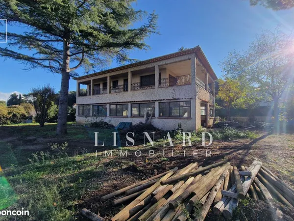Villa 5 pièces 243 m² 