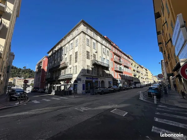 Appartement 2 pièces plein de charme situé dans l'un des meilleurs quartiers de NICE, à deux pas 