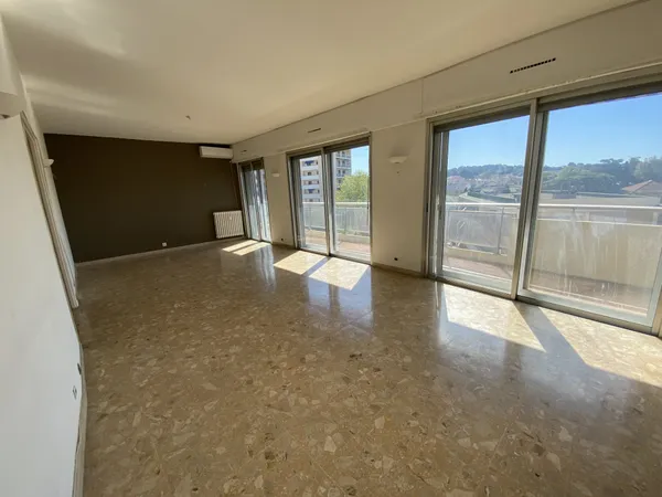 À louer T3 spacieux avec terrasse et vue dégagée Toulon 