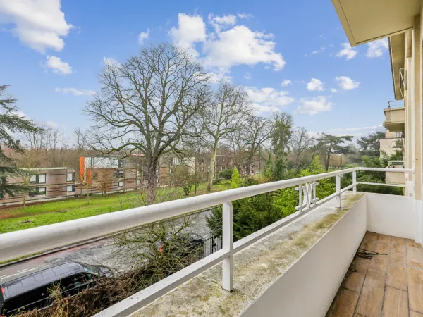Appartement familial de prestige avec balcon filant dans le 16e arrondissement