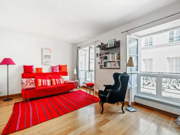Paris IV - Charmant studio de 25 m² dans une copropriété de standing avec ascenseur et cave.