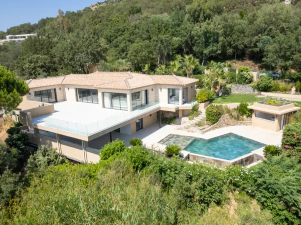 Luxueuse villa neuve avec vue mer