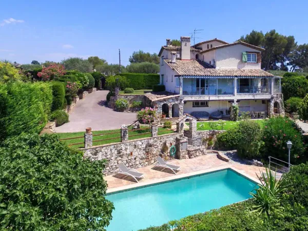 Belle villa provençale avec piscine et vue panoramique.