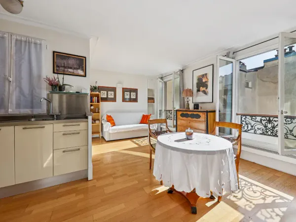 Paris IV, Sainte-Croix-de-la-Bretonnerie - Studio 24 m² traversant en étage élevé par ascenseur