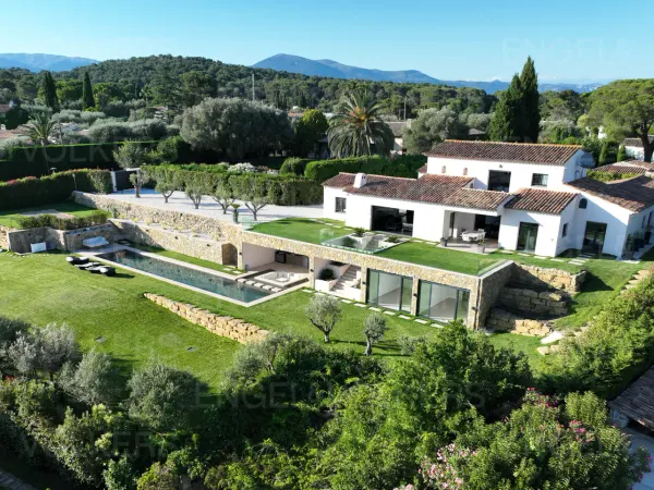 Vaste villa d'architecte, vue village de Mougins