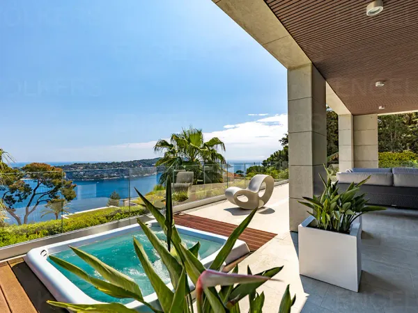 Villa moderne avec magnifique vue sur la mer et le Cap Ferrat