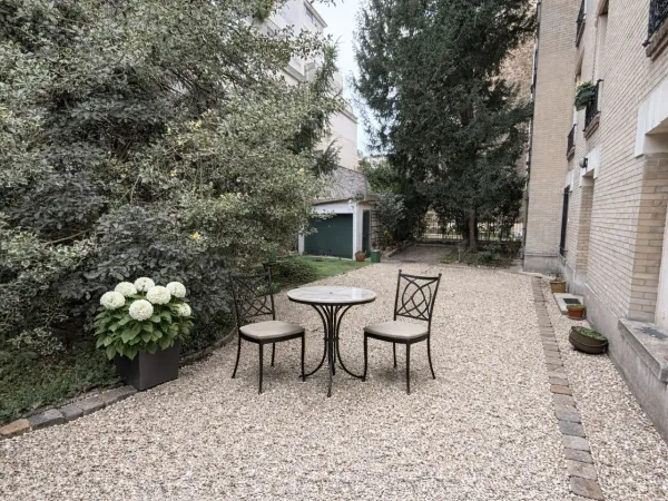 Paris XVIe - Auteuil - Appartement de 223 m2 + 210 m2 de jardin + parking privé et studio