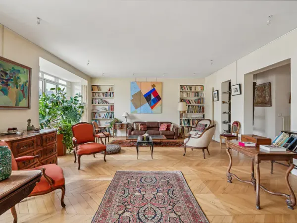 Appartement d'exception en étage élevé au coeur du triangle d'or.