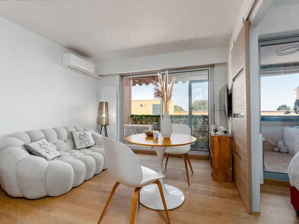 Appartement 2 pièces, avec terrasse & petite vue mer