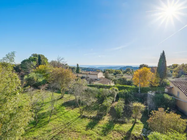 Maison de charme et annexes sur vaste terrain avec vue dégagée jusqu'à la mer