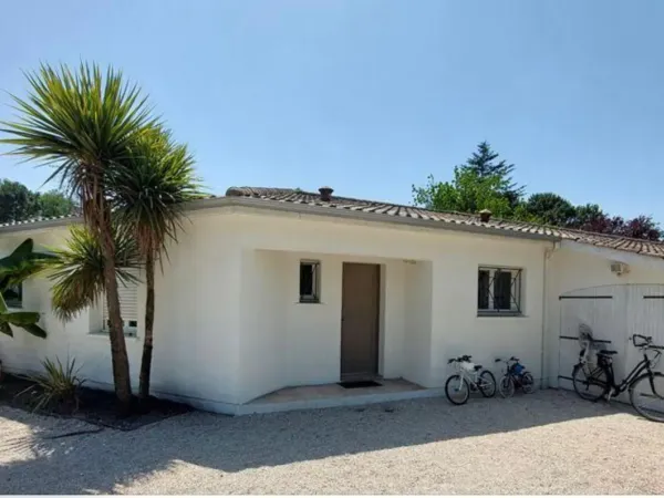 Saint-Aubin de Médoc, maison de 128 m² avec piscine, quatre chambres