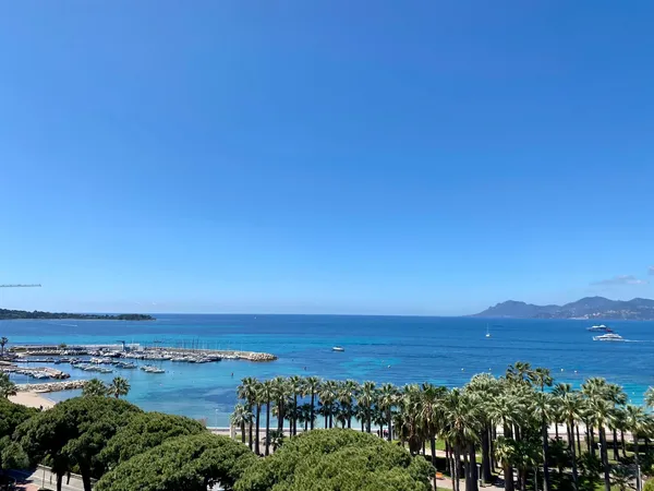 Vends appartement 210m² Cannes-Croisette : penthouse avec terrasse et vue extraordinaire - 4 chambre