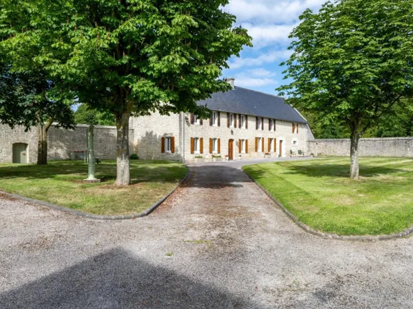 Un corps de ferme, ses 2 maisons et ses dépendances sur 4,5 hect