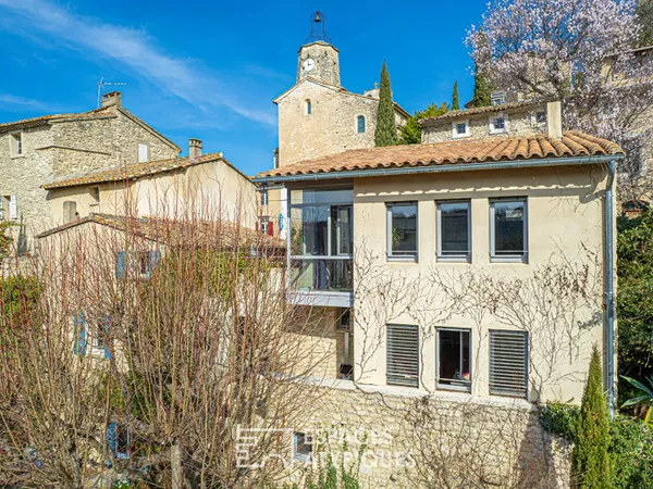Maison ancienne et son extension contemporaine avec vue. 