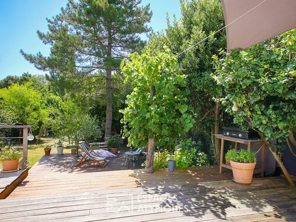 Maison contemporaine avec jardin arboré